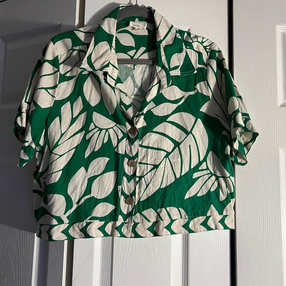 Nicole Miller Green and White Leaf Print Crop Blouse
